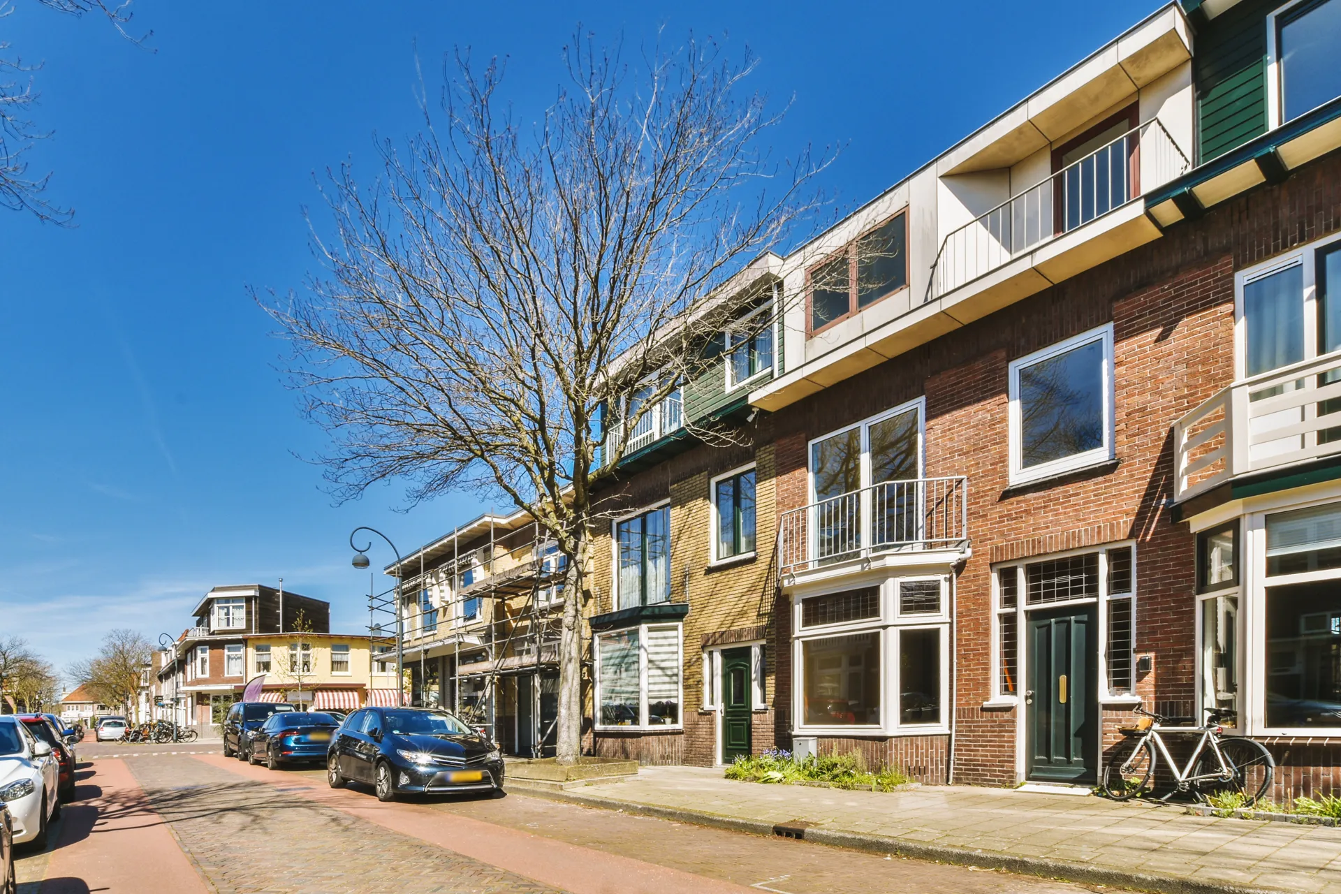 Rij bakstenen appartementengebouwen aan een straat